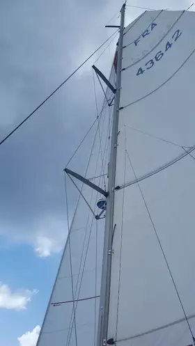 Grande Voile : FULLBATTEN À CORNE 1.20M, 6 LATTES, 3 RIS, GAMME « GRAND-LARGE » (2016) Nerf de chute avec sortie à chaque ris sur clam alu et retour par le guindant, guindant renforcé par nerf et double galon, Système de têtière spécifique sanglée pour libération de la corne avec cordage Dyneema pur réglable, bandes de visualisation du creux et penons sur chute, œillets inox.