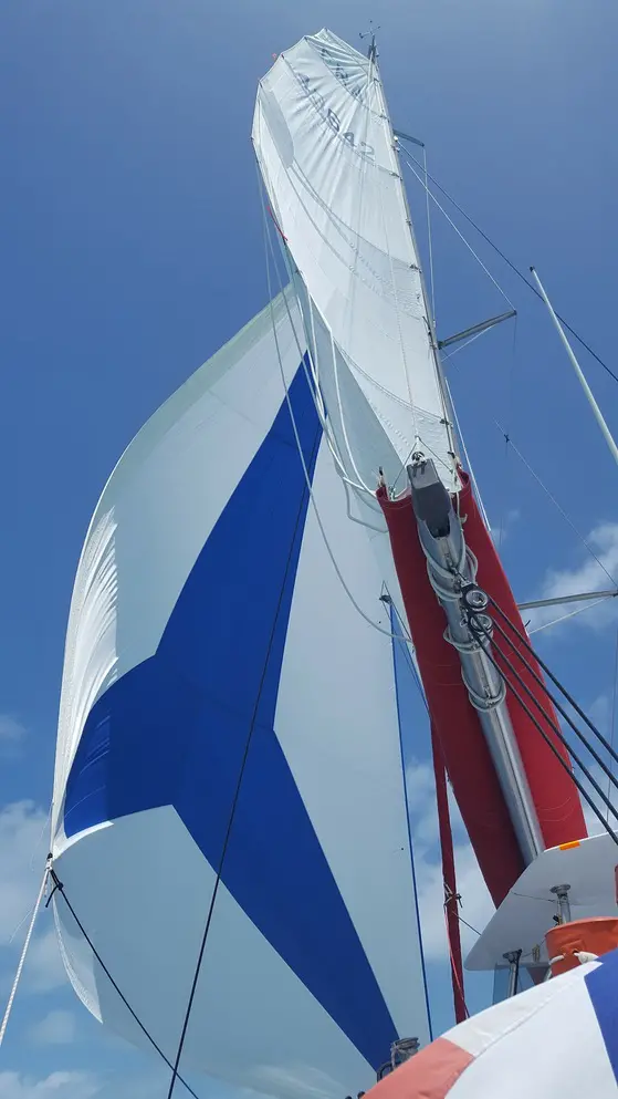 GENNAKER 87M² : Draille anti-torsion en cordage spécial à âme Kevlar LIROS 13 mm, cosses inox sanglées en drisse et amure, anneau inox sur sangles au point d’écoute, nerf de chute, nerf de bordure, Bande anti UV polyester traité UV 150 gr/m² blanche.